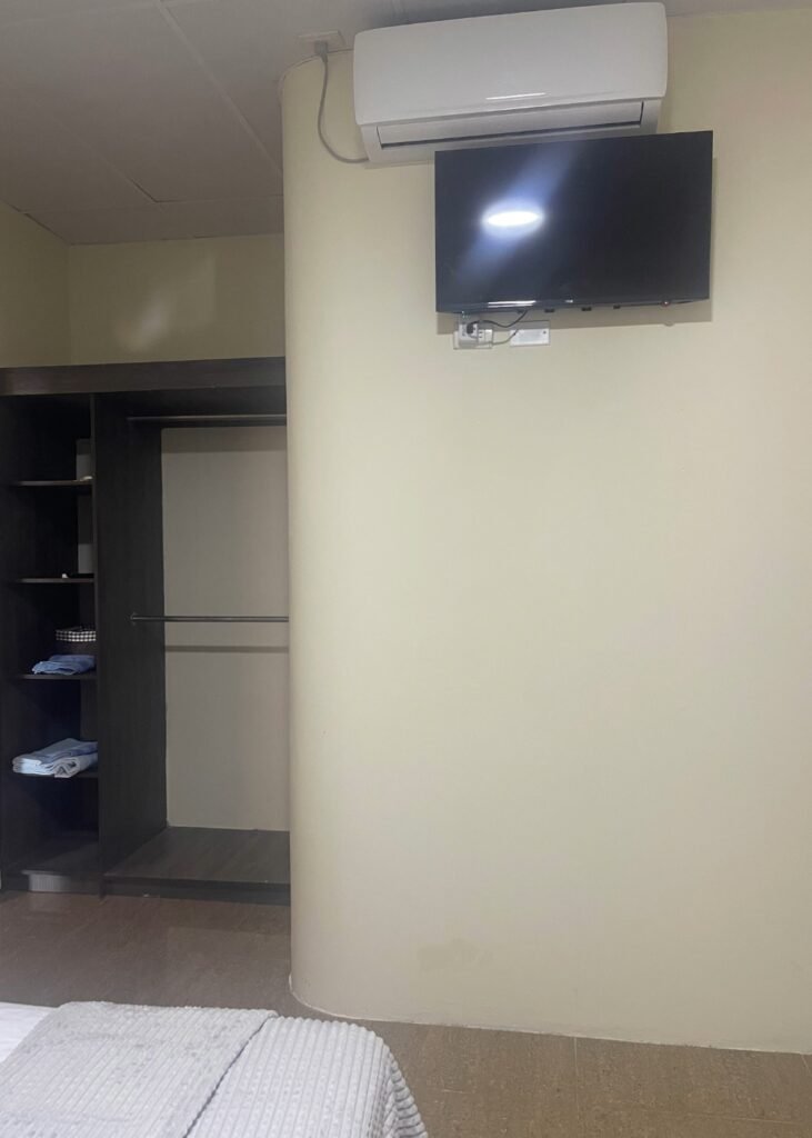 closet tv ac original